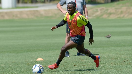 Santa Cruz se aproxima de empréstimo do lateral Klebinho, do Flamengo