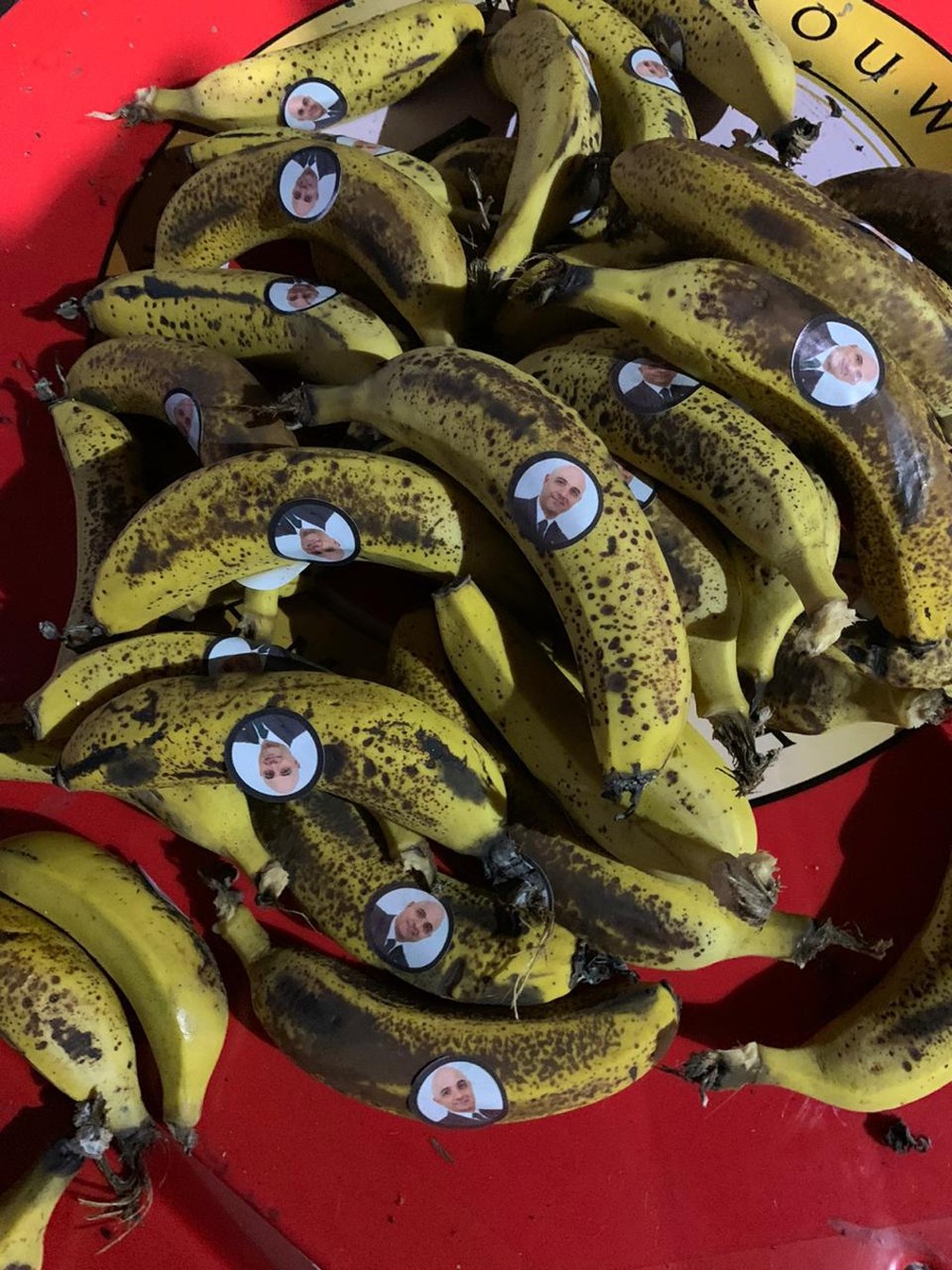 Bananas com adesivos com a cara do presidente Mauricio Galiotte em protesto do Palmeiras — Foto: Divulgação