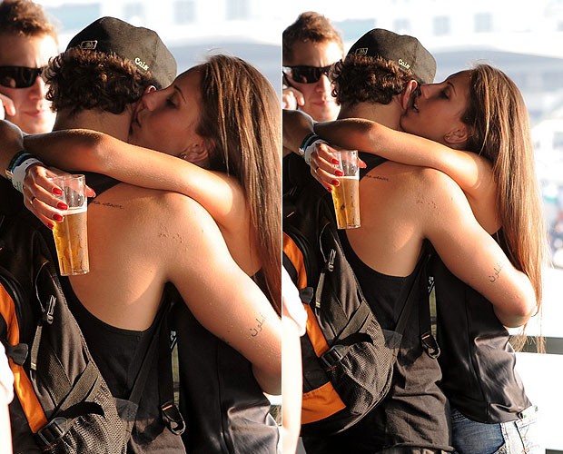 Caio Castro ao beijos com garota (Foto: AgNews)