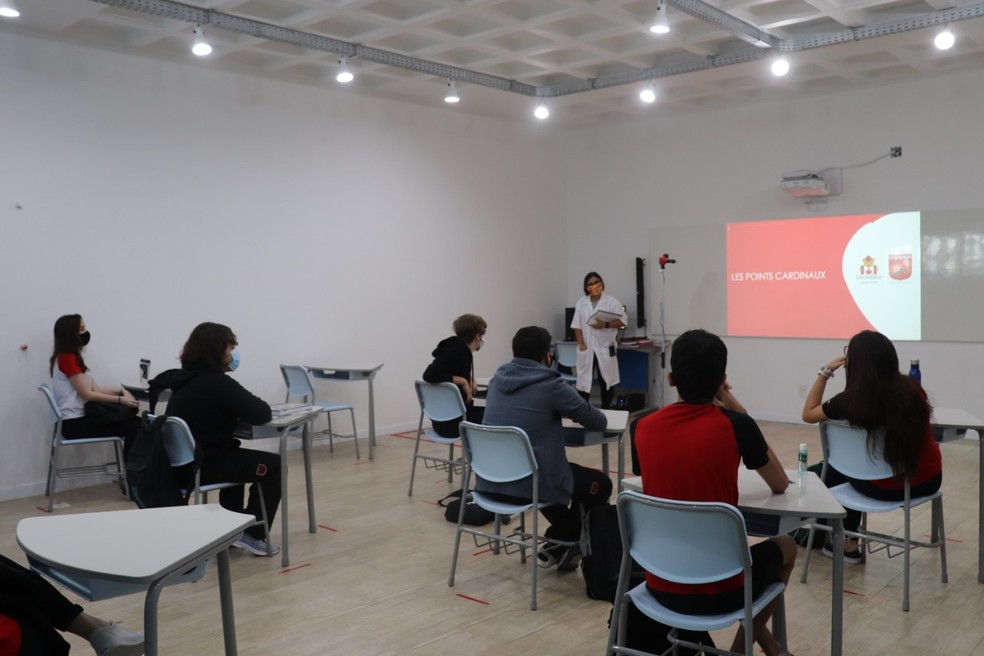 Alunos acompanham aula em escola da rede privada de São Luís (MA), no primeiro dia da retomada das atividades presenciais. — Foto: Divulgação/Mapple Bear