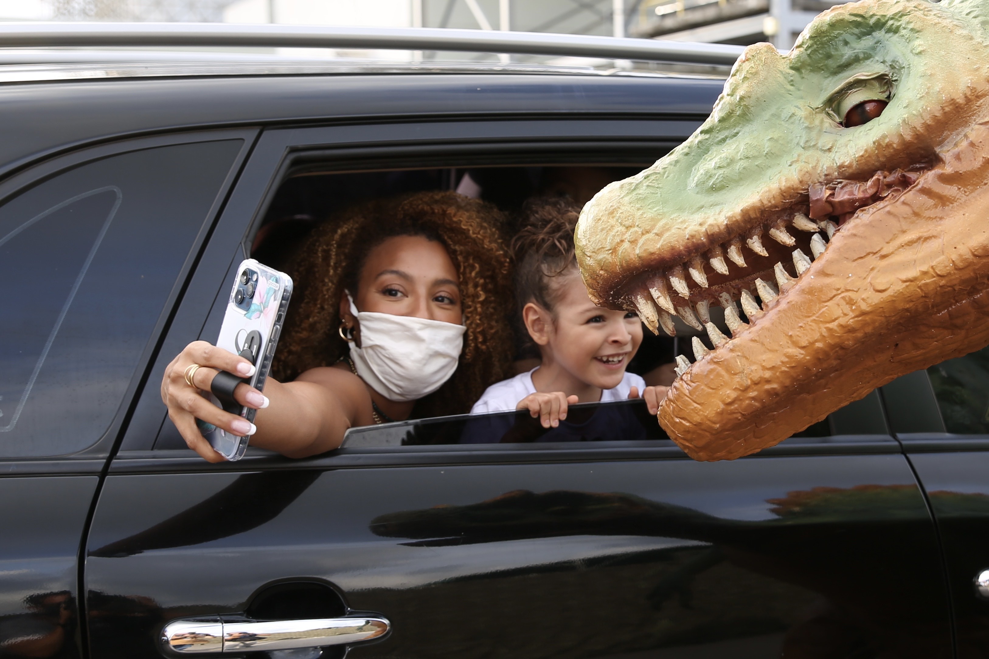 Famosos Levam Filhos Para Ver Espet Culo De Dinossauros Fotos Quem Quem News