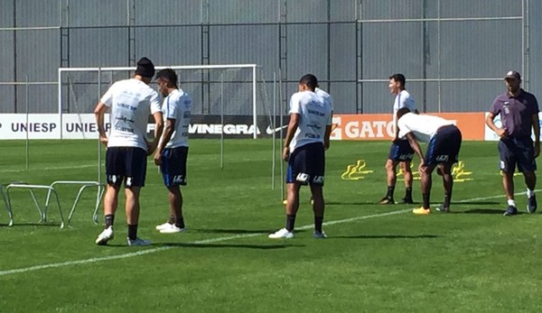 Sem selecionáveis, Corinthians volta ao trabalho e tem Jô como artilheiro do dia