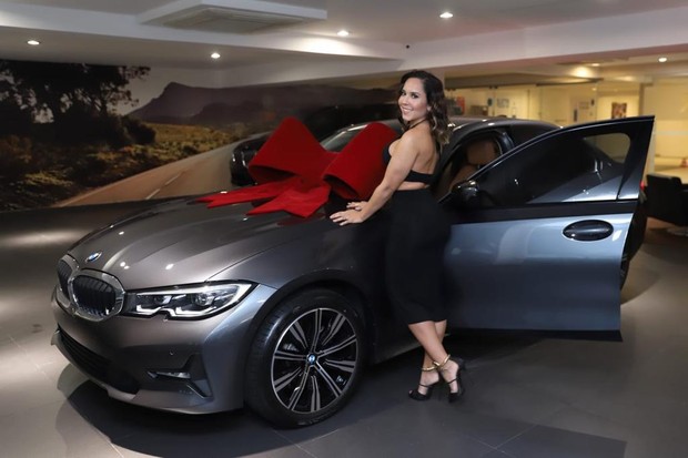 Mulher Melão e seu carro novo (Foto: Divulgação/ Daniel Pinheiro)
