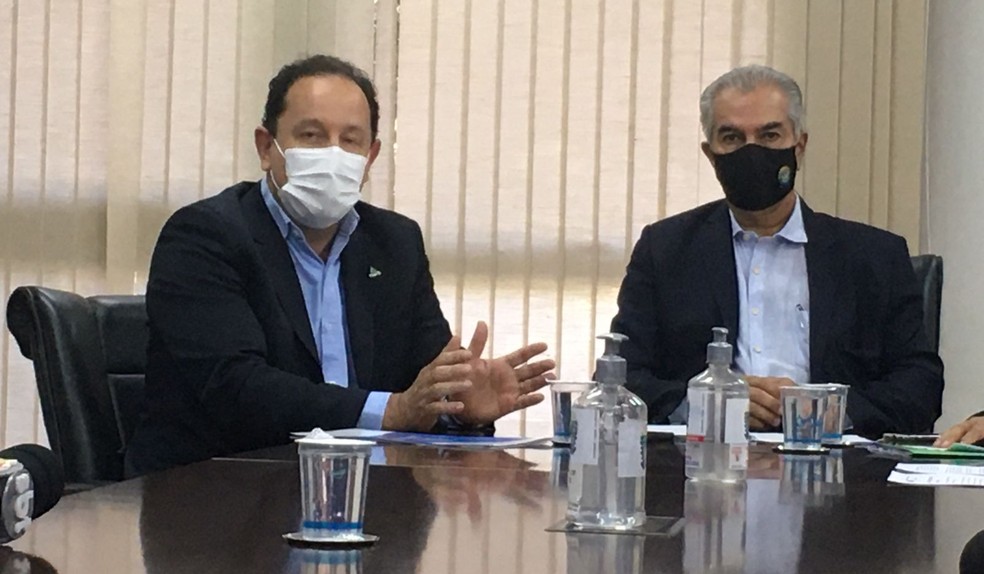 Walter Benedito Carneiro Junior, diretor-presidente da Sanesul  e Reinaldo Azambuja, governador de MS, durante a divulgação da novas tarifas de água e esgoto — Foto: Carla Salentim