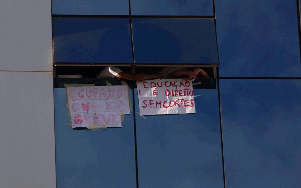 Grupo que ocupou prédio do FNDE, em Brasília, colocou cartazes nas janelas  (Foto: Álvaro Costa/ TV Globo)