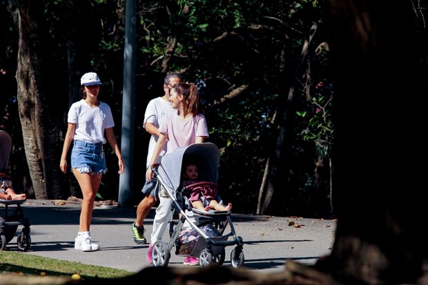 Marina Moschen e Nathália Dill se encontram em parque, no Rio (Foto: J / AgNews)