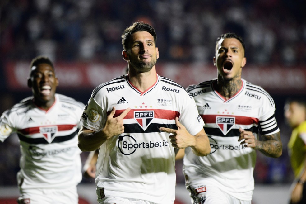 Calleri festeja gol do São Paulo contra o Ceará, o oitavo dele no Brasileiro — Foto: Marcos Ribolli