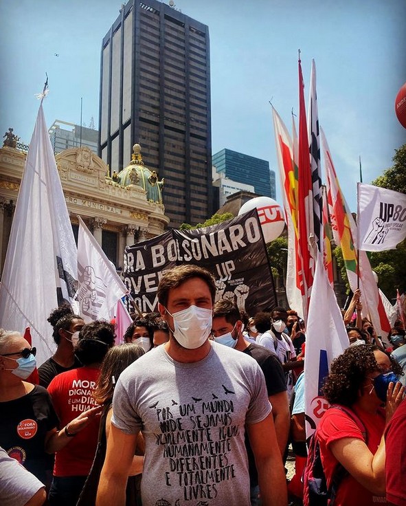 Sérgio Guizé no protesto contra o governo Bolsonaro (Foto: Reprodução/Instagram)