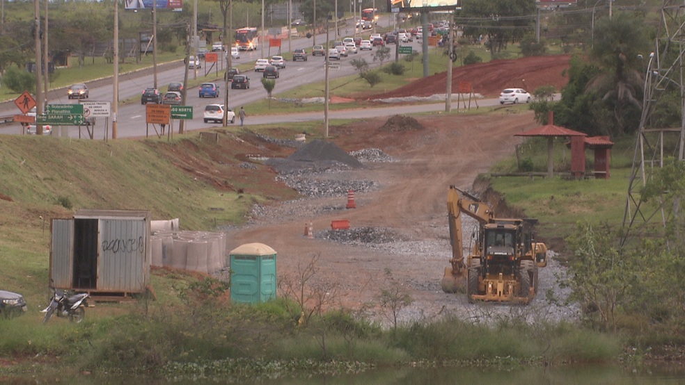 Obra no Trevo de Triagem Norte, em Brasília (Foto: TV Globo/Reprodução)