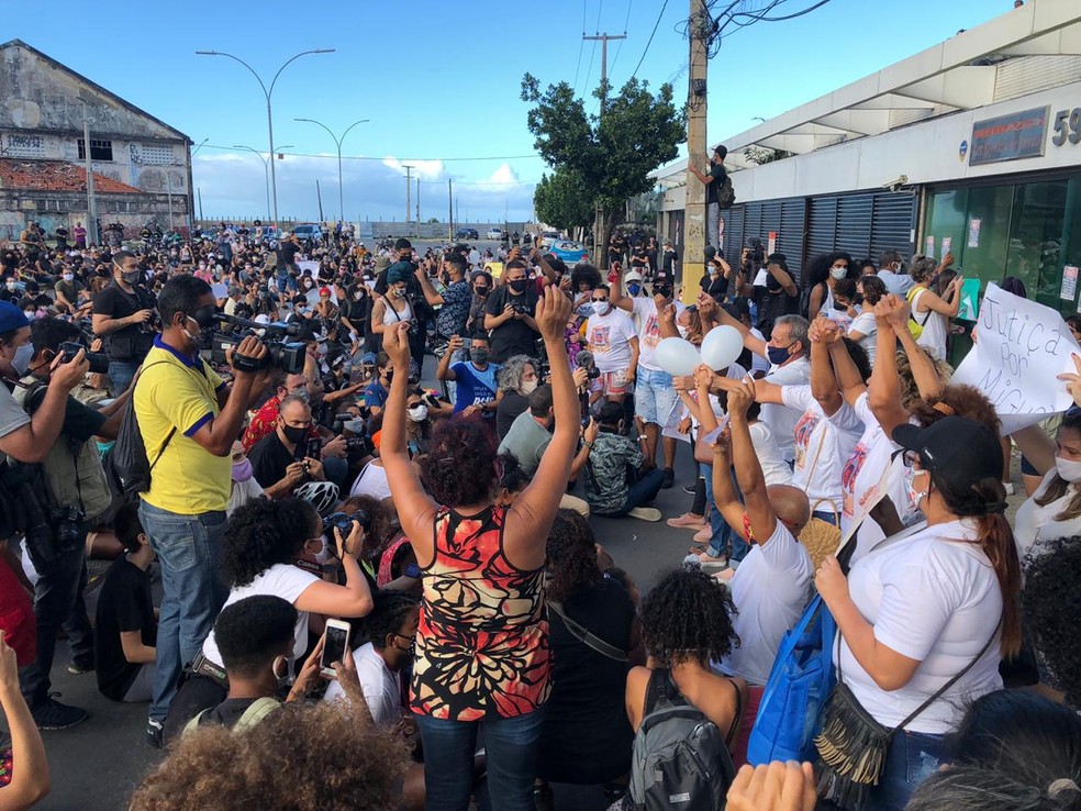 Manifestantes se reuniram na frente das Torres Gêmeas, de onde Miguel Otávio caiu — Foto: Pedro Alves/G1