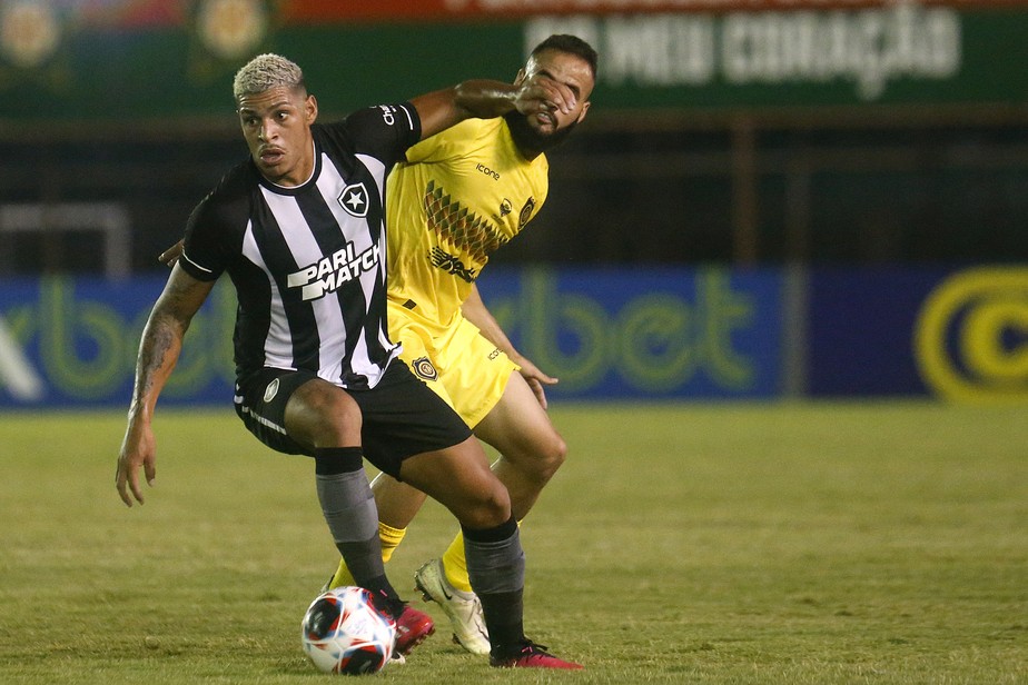 Luis Henrique em ação pelo Botafogo contra o Nova Iguaçu.