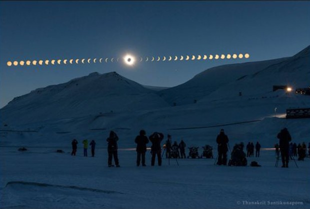 Thanakrit Santikunaporn, da Tailândia, foi finalista do prêmio com essa sequência das fases de um eclipse solar, visto de Svalbard, na Noruega. (Foto:  Thanakrit Santikunarporn  )