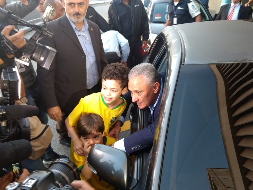 Tite no desembarque da Seleção no Rio de Janeiro (Foto: Igor Rodrigues)