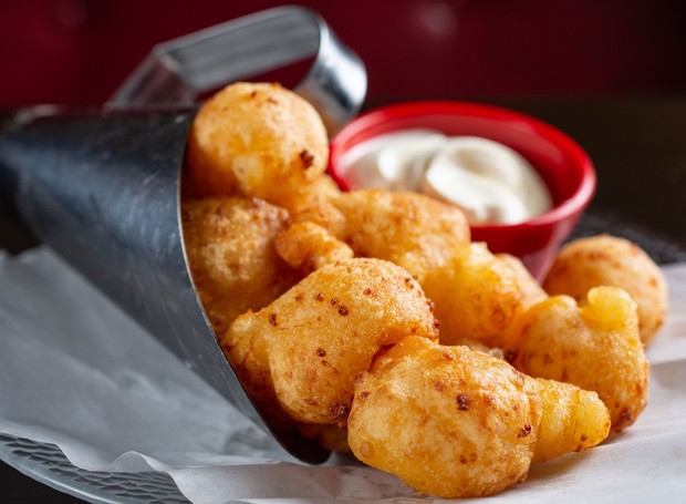 Receita de pipoca de pão queijo é servida com creme de catupiry (Foto: Lipe Borges / Divulgação)