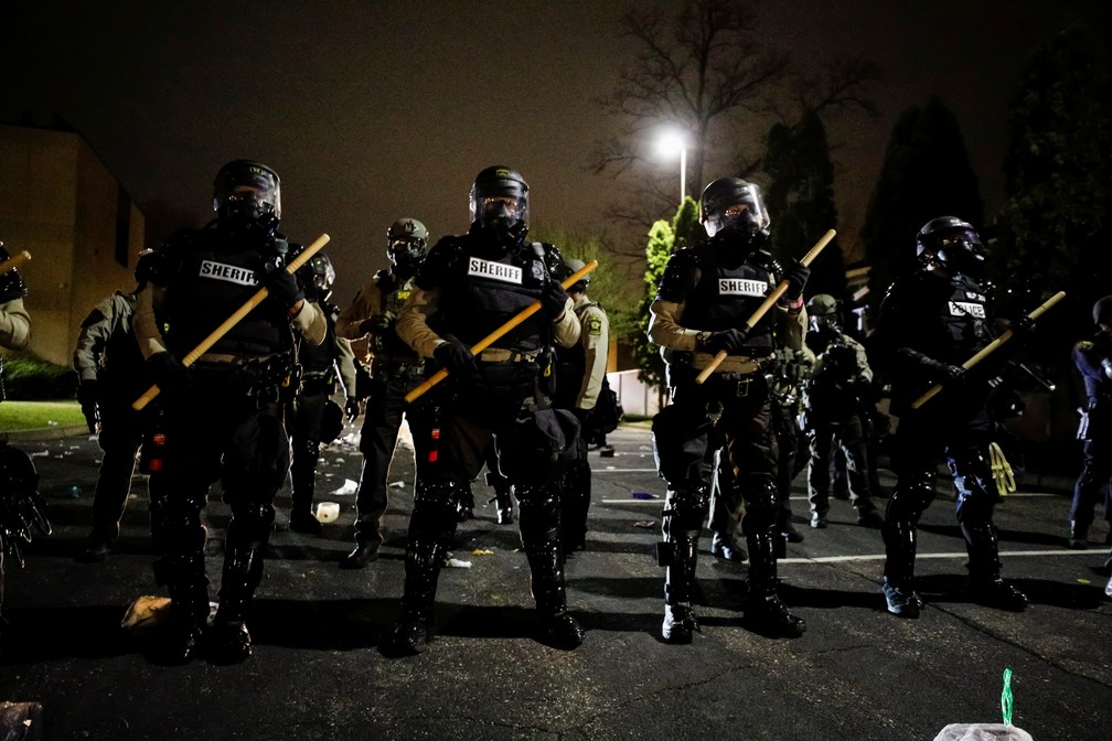 Policiais montam guarda do lado de fora do Departamento de Polícia do Brooklyn Center após a morte de Daunte Wright, no estado do Minnesota — Foto: Nick Pfosi/Reuters