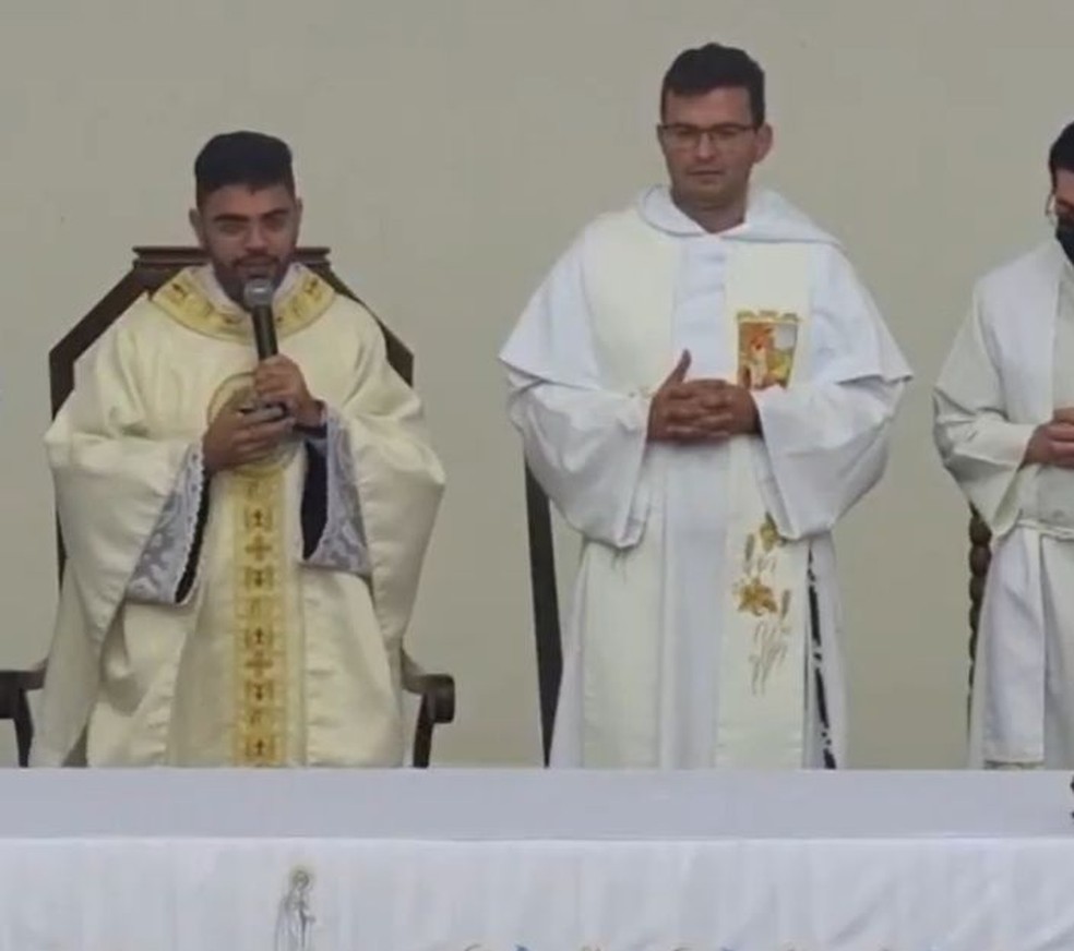 Padre Gustavo (direita) em missa nesta segunda-feira — Foto: Foto: Redes sociais/Reprodução