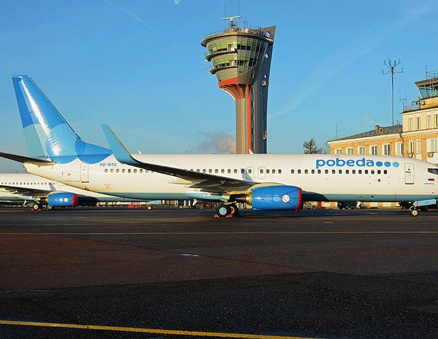 Criança caiu do bebê conforto, enquanto tripulante descia do avião (Foto: Reprodução )