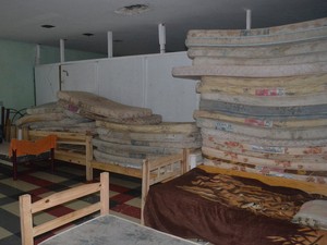 Colchões amontoados em alojamento de Piracicaba (Foto: Thomaz Fernandes/G1)