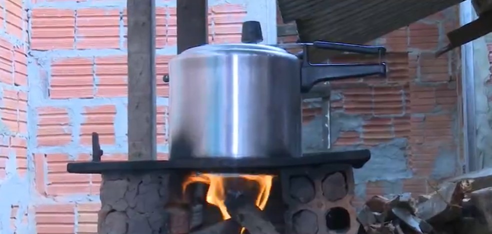 Com alta do gás, família improvisa fogão a lenha para cozinhar em Rio Branco  — Foto: Reprodução/Rede Amazônica Acre