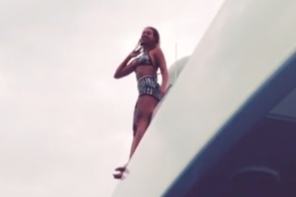 Beyoncé saltando de iate (Foto: Reprodução Instagram)
