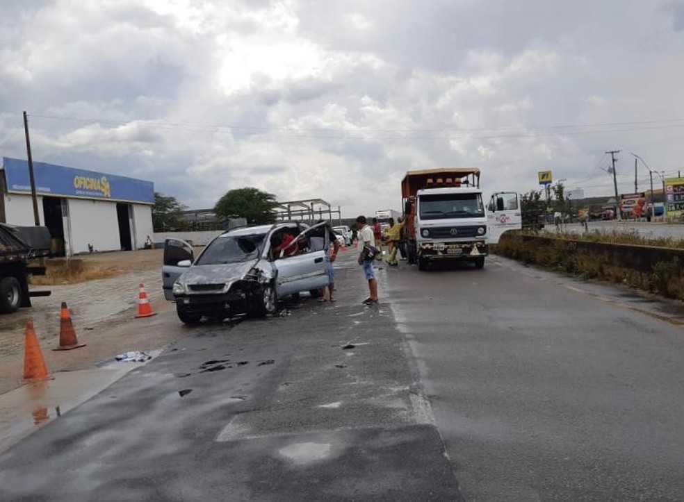 Acidente na BR-232 em Bezerros — Foto: Polícia Rodoviária Federal/Divulgação