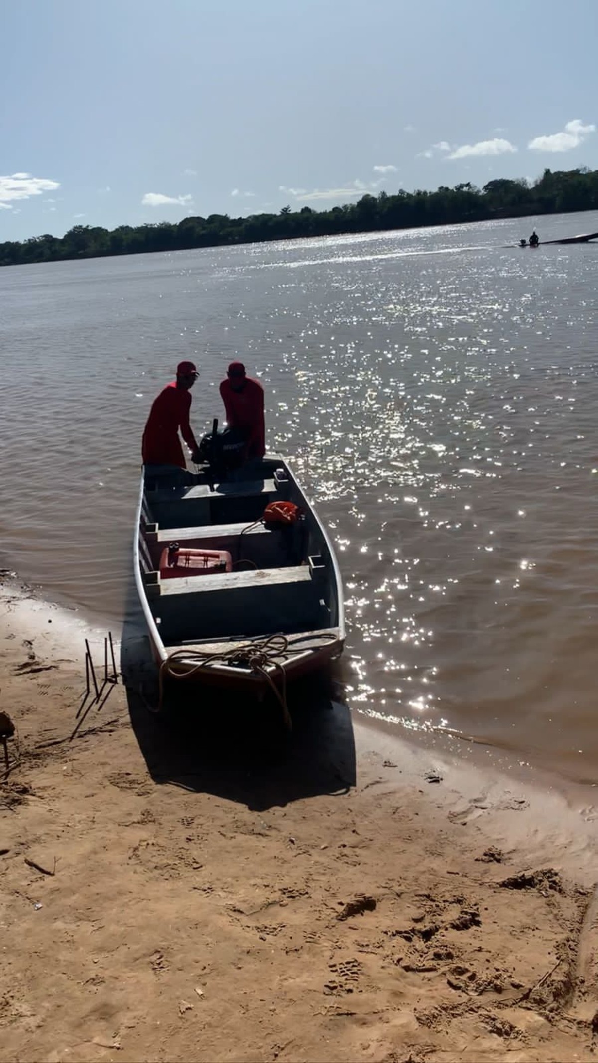 Bombeiros encontram corpo de jovem que se afogou enquanto tentava retirar anzol preso no rio São Francisco