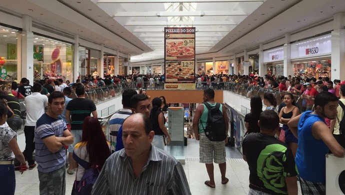Fila para compra de ingressos de Vasco e Flamengo em Manaus (Foto: Gabriel Mansur)
