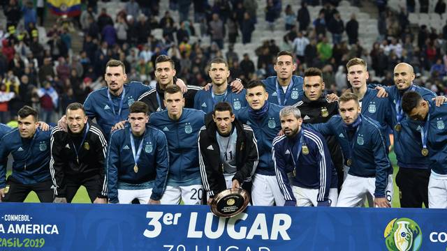 Sem Messi, jogadores da Argentina posam com medalha de bronze da Copa AmÃ©rica