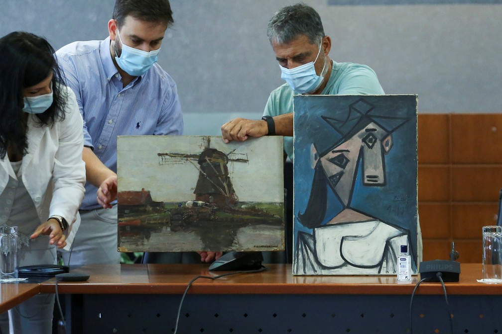 Obras de Pablo Picasso e do pintor holandês Piet Mondrian são recuperadas pela polícia grega após roubo Galeria Nacional em 2012 — Foto: REUTERS/Costas Baltas