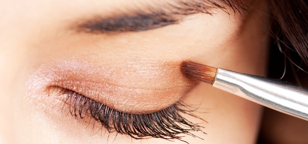 Mulher passando maquiagem nos olhos (Foto: Shutterstock)