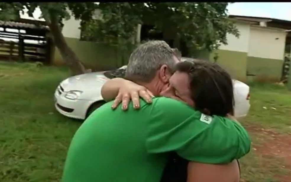 Nilton Totole se emocionou ao ver a filha Maria Aparecida Silva Oliveira em Rio Verde (Foto: TV Anhanguera/Reprodução)