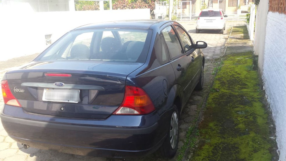 Carro de uma das vítimas foi encontrado na manhã deste sábado (Foto: Polícia Civil/Divulgação)