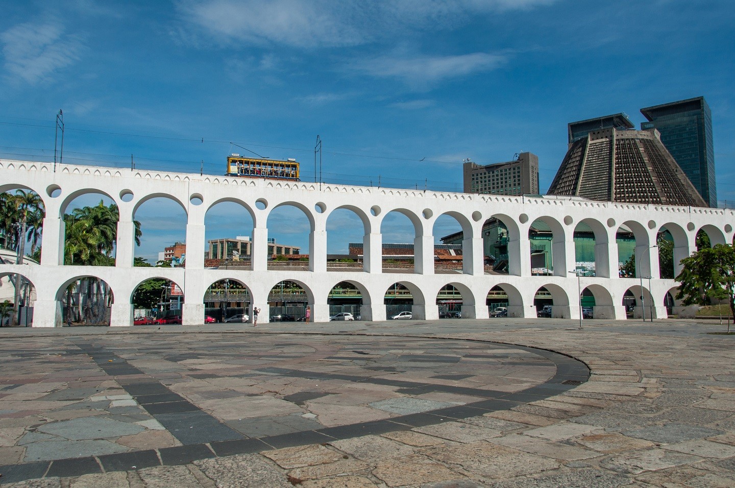 Lapa Arch and Famous Santa Teresa Tram Passing on the Top, Rio de Janeiro, Brazil. (Foto: Getty Images/iStockphoto)