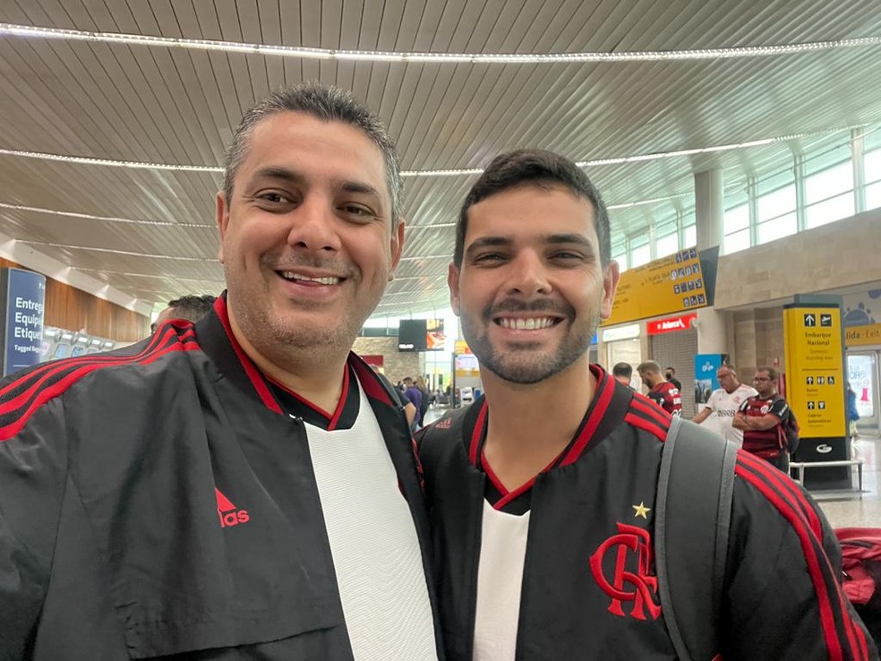 Alisson e Caio, torcedores do Flamengo que foram prejudicados pela Outsider — Foto: Reprodução / Arquivo Pessoal