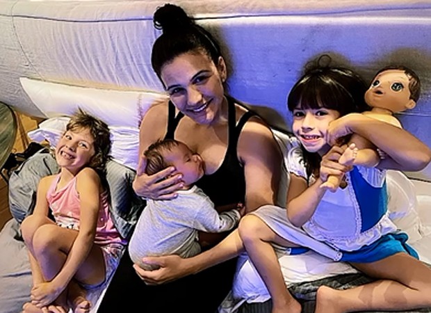 Kyra Gracie com os três filhos, Ayra, Kyara e Rayan (Foto: Reprodução/Instagram)