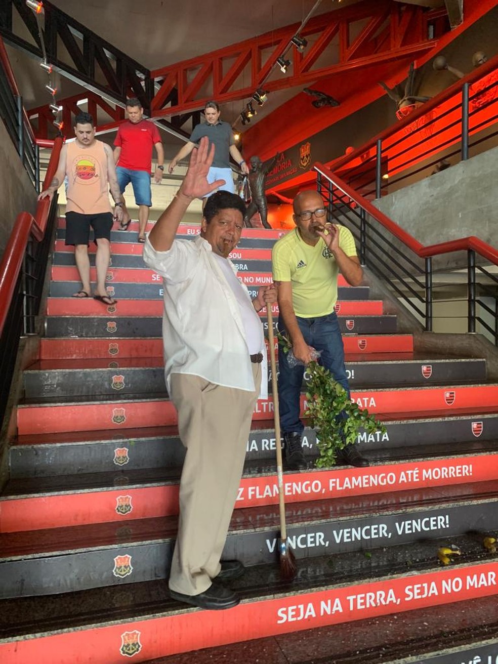 Candidato na Ãºltima eleiÃ§Ã£o, Peruano foi Ã  GÃ¡vea com um pai de santo, onde fizeram uma "lavagem" â€” Foto: Arquivo Pessoal