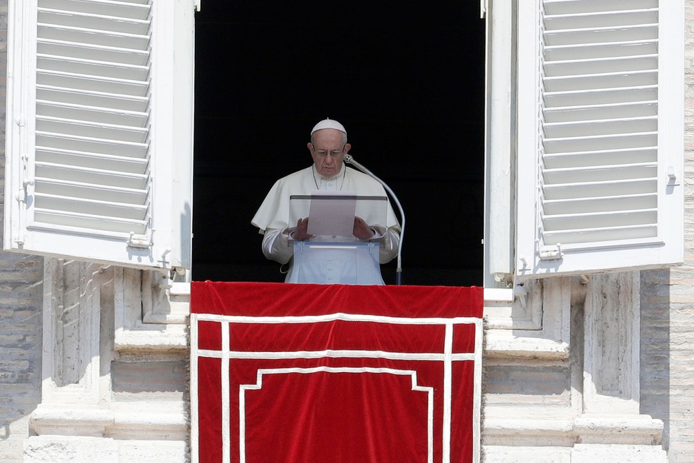 Papa Francisco, durante o Angelus, na Praça São Pedro, no Vaticano, no sábado (19) (Foto: Gregorio Borgia/AP)