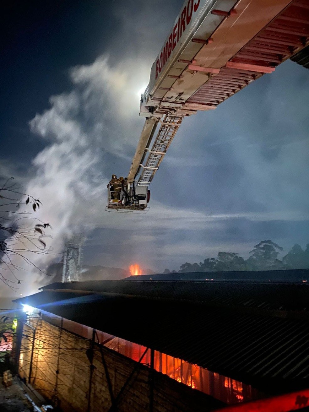 Chamas altas atingiram galpão de siderúrgica em Pedro Leopoldo — Foto: Corpo de Bombeiros/Divulgação