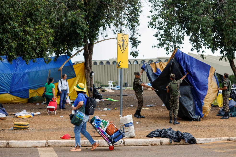 Acampamento de golpistas em frente ao QG do Exército é desmontado em Brasília — Foto: Amanda Perobelli/Reuters
