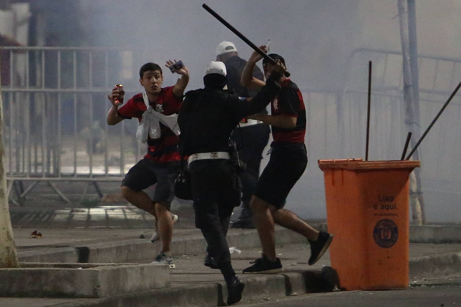 PM bate em torcedores em confusão generalizada no entorno do Maracanã — Foto: Lucas Tavares/Agência O Globo