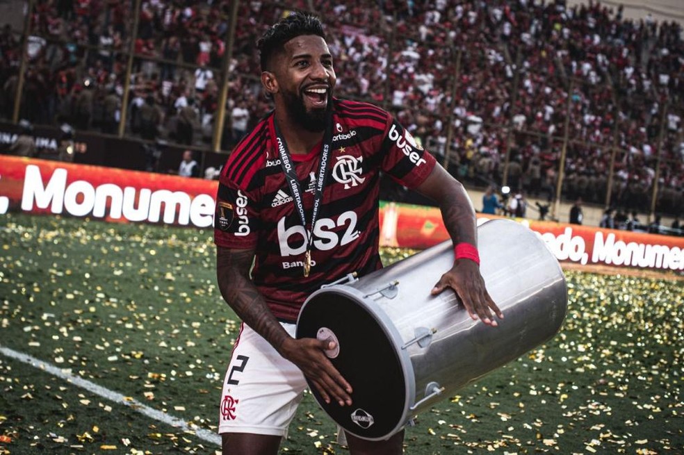 Rodinei toca o tantã durante o bi da Libertadores do Flamengo, em 2019 — Foto: Pedro Martins/Foto FC