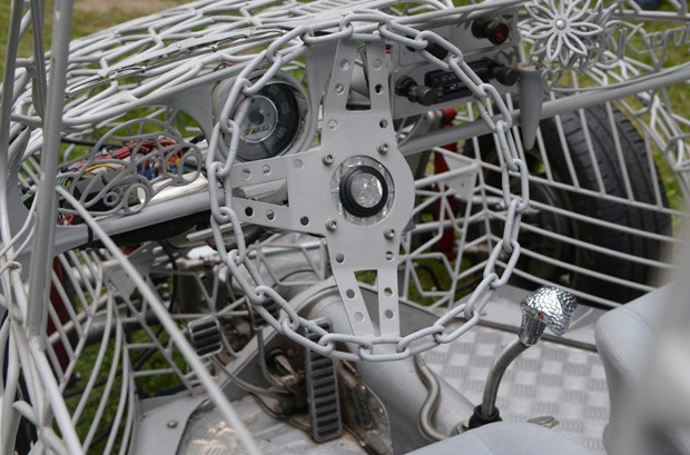 Veículo com estrutura de arame e volante feito com corrente chamou a atenção durante o Legendy Motoring Festival (Foto: Michal Cizek/AFP)