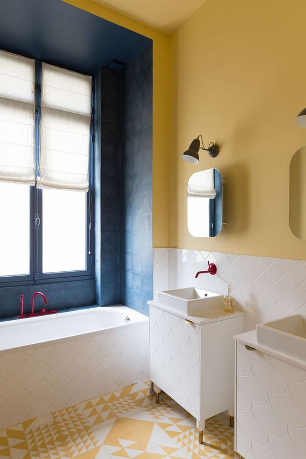 Décor do dia: banheiro amarelo com azulejos geométricos (Foto: Reprodução)