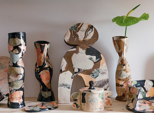 Vasos e adornos criados por Fernanda com a técnica japonesa nerikomi (Foto: Mayra Azzi / Editora Globo)