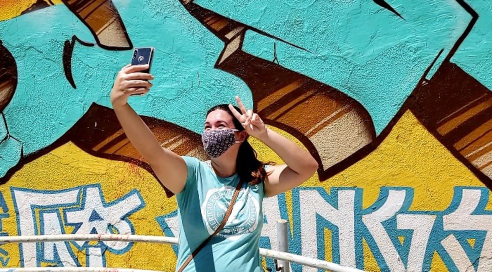Visitante fazem questão de fazer fotos no mural artístico — Foto: Paulo Martin/Inter TV Cabugi