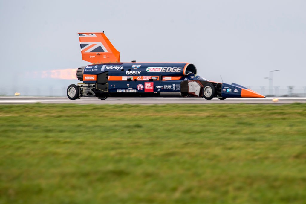 NEWQUAY, ENGLAND - OCTOBER 26:  The Bloodhound supersonic car, driven by Royal Air Force Wing Commander Andy Green, undergoes a test run at the airport on October 26, 2017 in Newquay, England. The Bloodhound supersonic car is taking part in its first high (Foto: Getty Images)