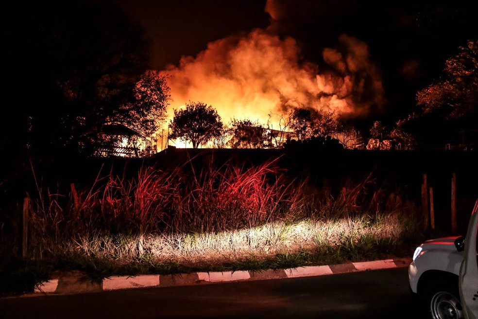 Empresa química pega fogo e mobiliza bombeiros em Itupeva — Foto: Regis Rosa/TV TEM