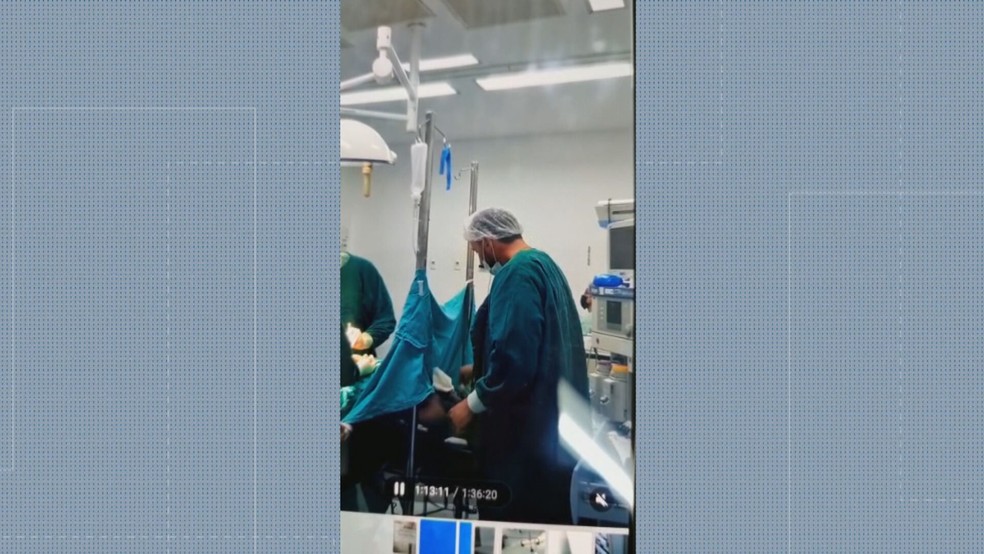A investigação começou após funcionários da unidade de saúde filmarem o anestesista Giovanni Quintella Bezerra colocando o pênis na boca de uma paciente quando ele participava do parto dela. — Foto: Reprodução/ TV Globo