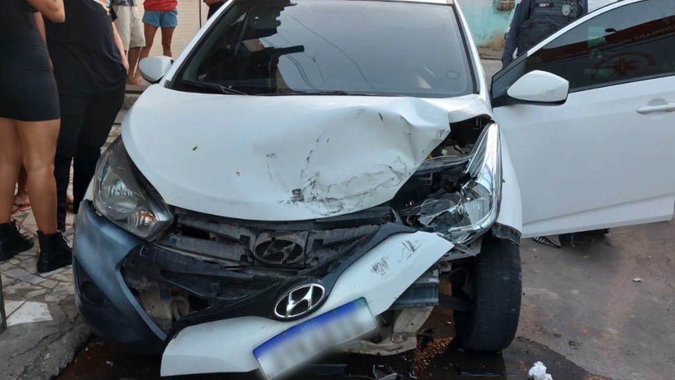 Carro de motorista de aplicativo assaltado em Vila Velha, ES — Foto: Reprodução/TV Gazeta