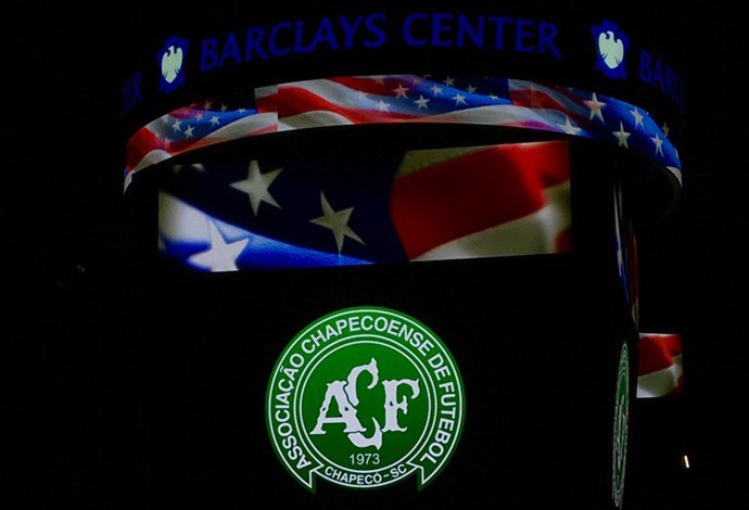 Telão em Nova York exibe escudo da Chapecoense (Foto: Reprodução/Twitter)